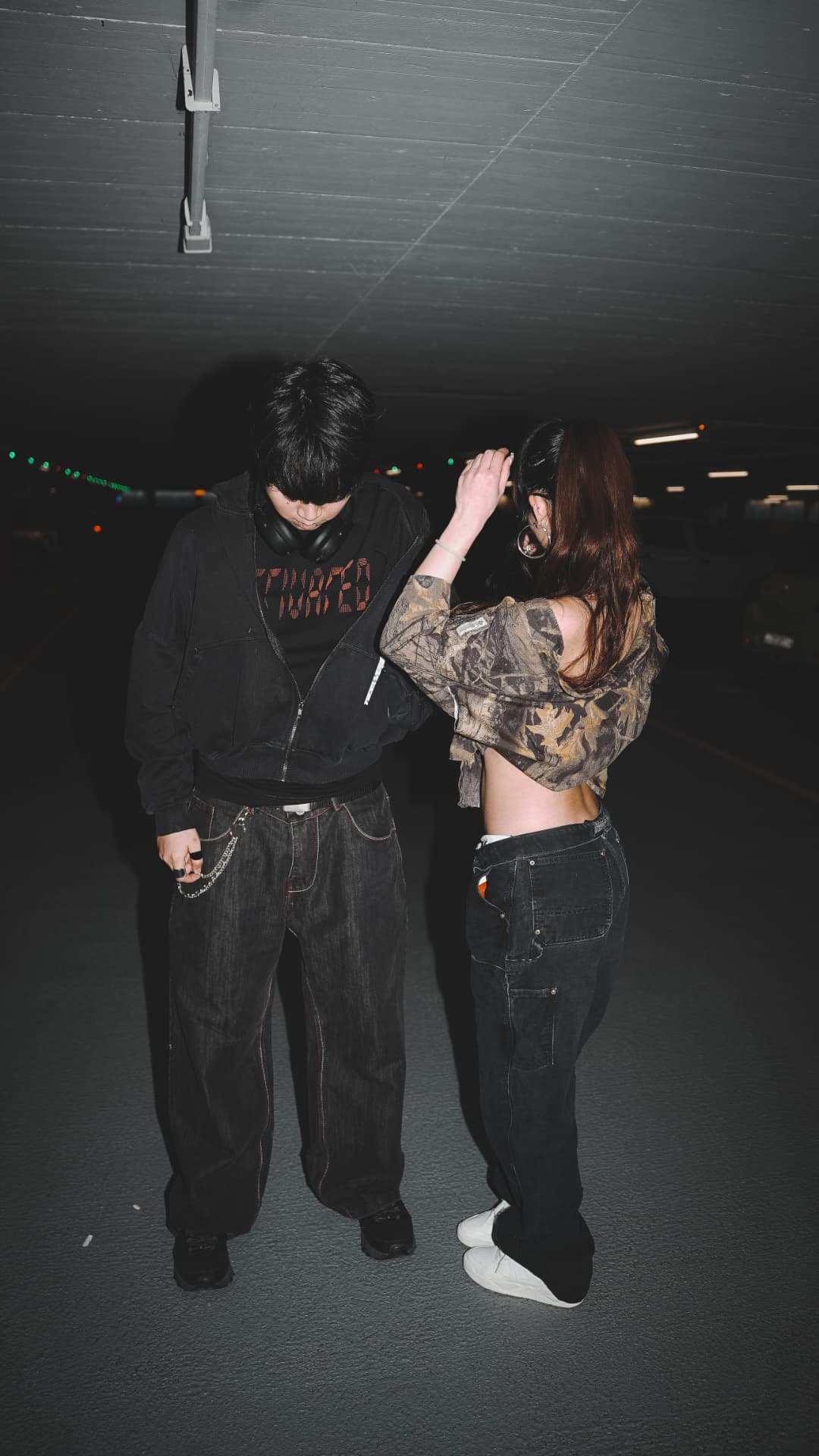 Duo streetwear en baggy la nuit