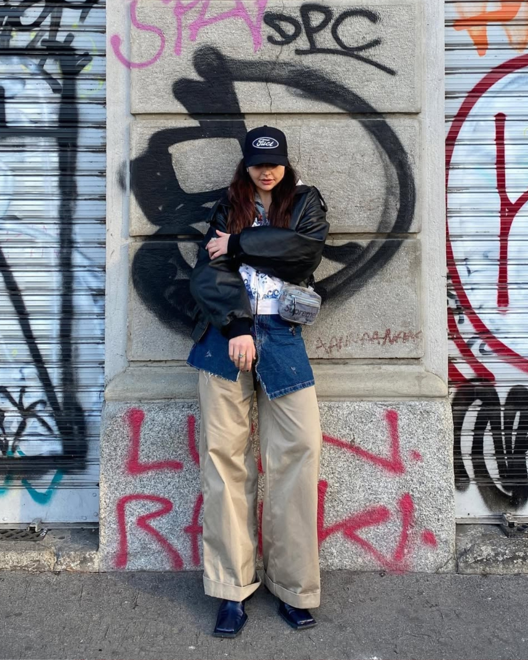 Photo fashion de Lara sunier dans la rue